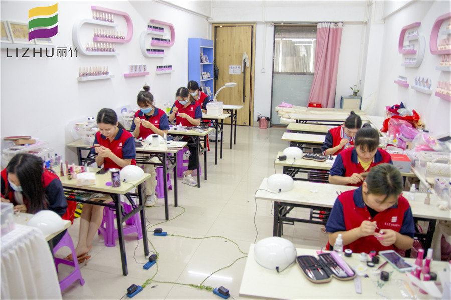 直擊南寧專業(yè)美甲學(xué)校課堂實(shí)況