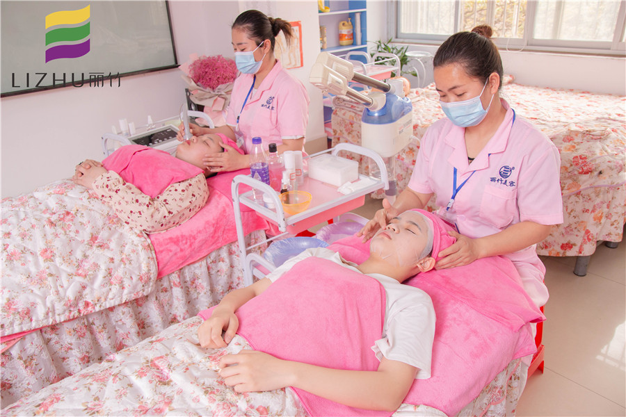 曬后如何修復(fù)皮膚？廣西美容學(xué)校演示給你看