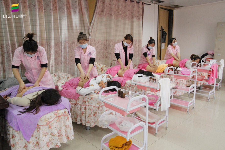 美容師如何練習自己的手？南寧學美容教你