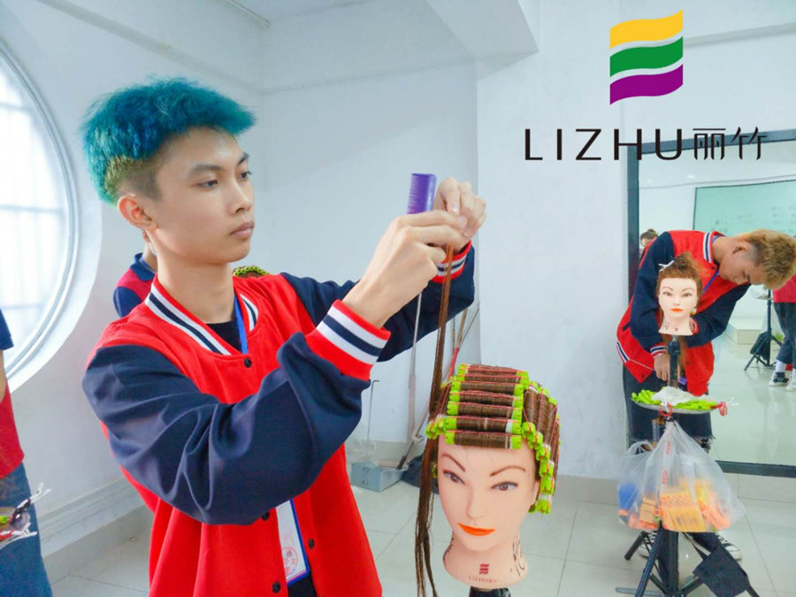 南寧學(xué)燙染知識分享：美發(fā)標(biāo)準(zhǔn)杠使用技巧