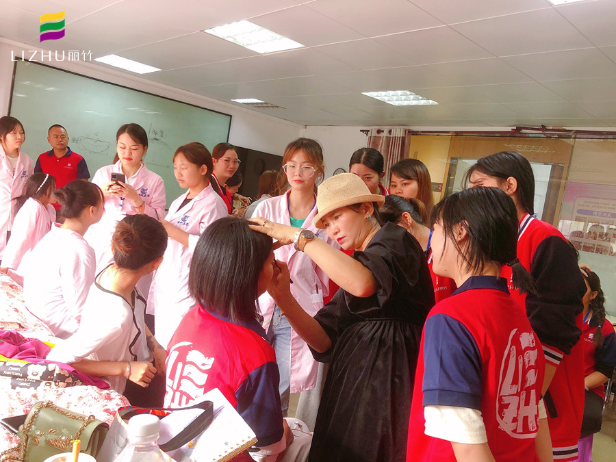 “一分鐘畫眉”，廣西紋繡培訓(xùn)班正在示范