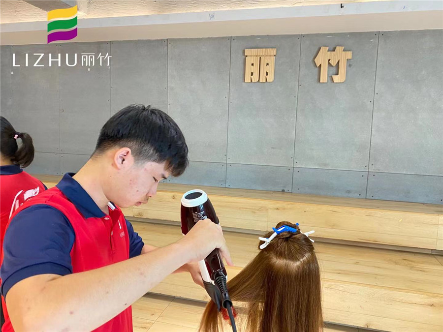 吹風(fēng)造型注意事項(xiàng)，南寧美發(fā)職業(yè)培訓(xùn)學(xué)校培訓(xùn)課程