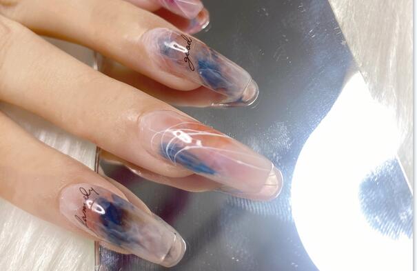 日式暈染美甲作品，實(shí)力證明廣西受歡迎的美甲學(xué)校是哪家