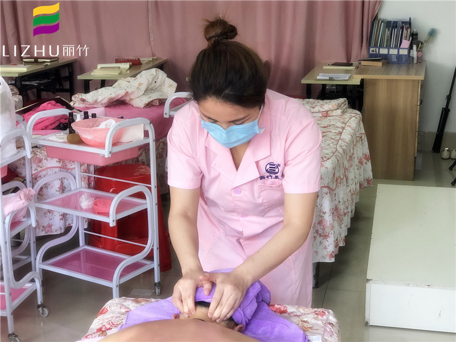 美容學子感言：這就是為人師表該有的樣子！