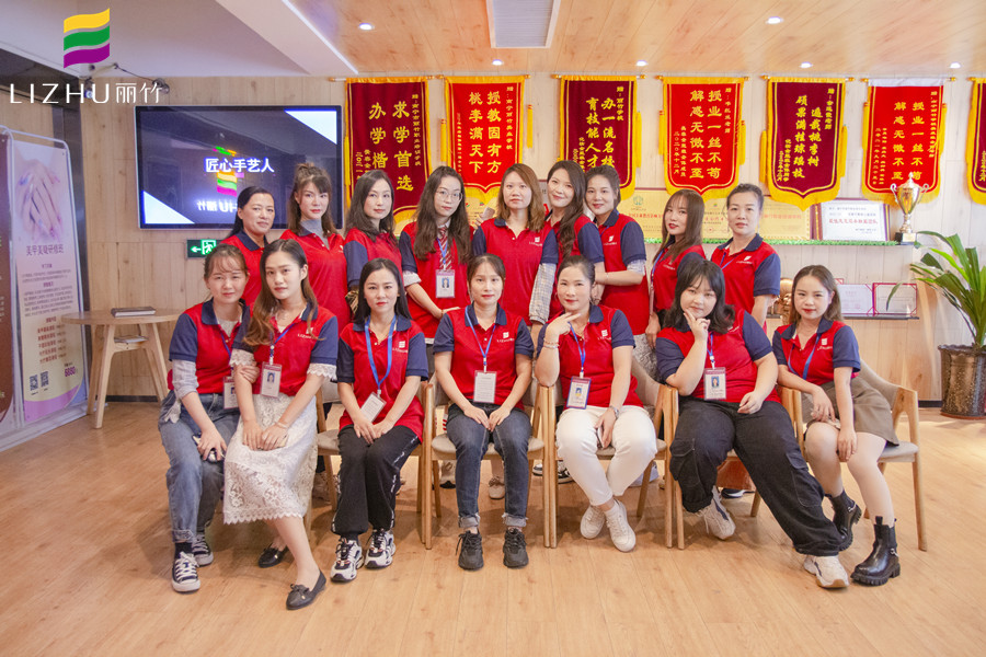 滿滿的畢業(yè)祝福，送給廣西專(zhuān)業(yè)化妝培訓(xùn)學(xué)校