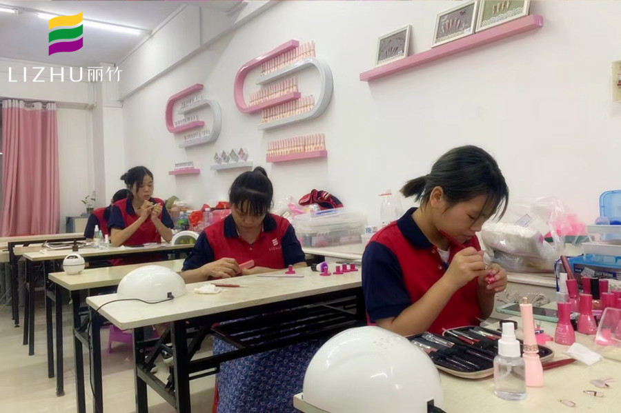 南寧專(zhuān)業(yè)美甲學(xué)校，教你專(zhuān)業(yè)美甲技術(shù)