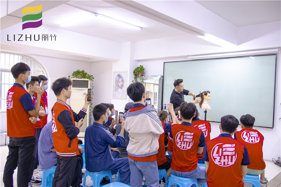 鎖骨發(fā)修剪技巧，南寧教理發(fā)的學(xué)校分享