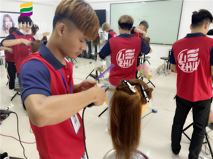 學(xué)直板夾使用技巧，就來廣西教美發(fā)的學(xué)校