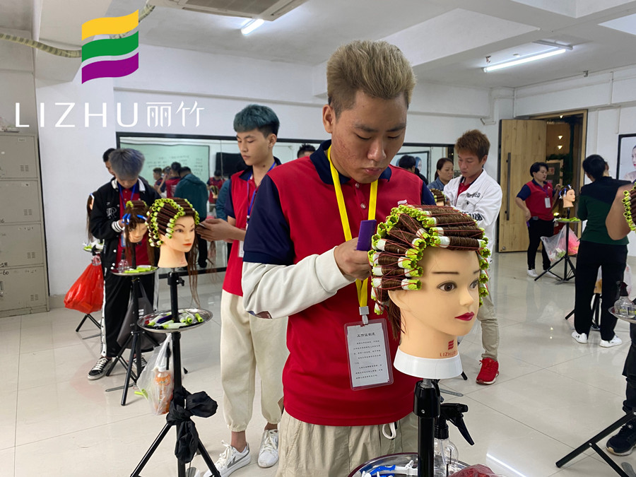 怎樣燙出彈性的波浪卷發(fā)？南寧美發(fā)課堂教你