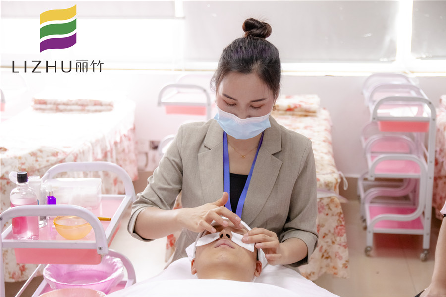 不傷皮膚的卸妝方法，廣西美容培訓(xùn)中分給你