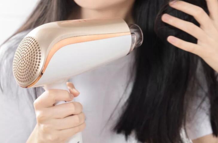 吹風(fēng)機(jī)吹發(fā)型的技巧，廣西培訓(xùn)美發(fā)學(xué)校教你