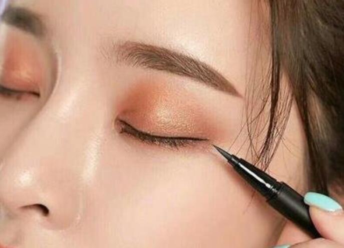 如何防止畫眼線時手抖？南寧化妝課程學(xué)習(xí)內(nèi)容