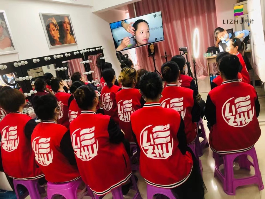 冬季正確的化妝步驟，這些技巧南寧化妝學(xué)校告訴你