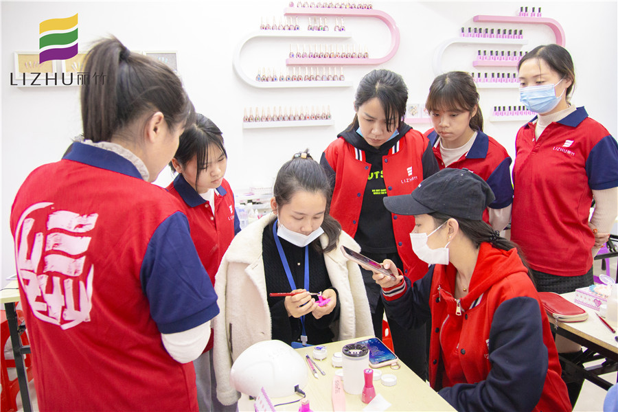 雕花美甲步驟，一起去南寧排名前十美甲學(xué)校看看