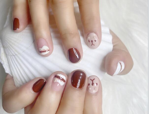 可愛卡通短圓甲作品，南寧美甲培訓(xùn)機(jī)構(gòu)分享