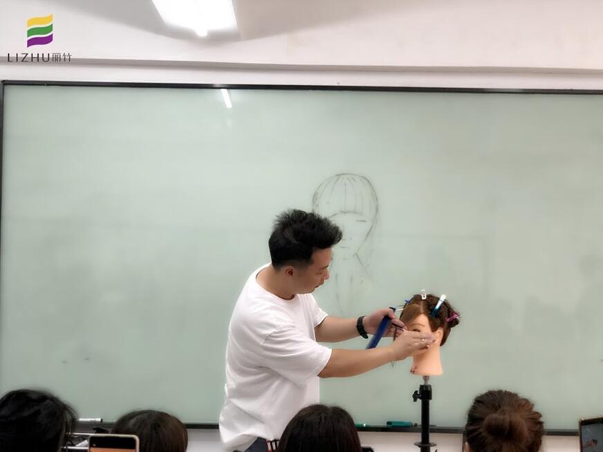 劉海出油怎么解決？南寧教理發(fā)的學(xué)校教你方法