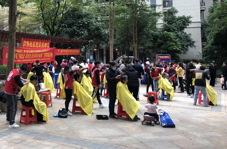 南寧學(xué)美發(fā)有實(shí)踐嗎？來看麗竹美發(fā)學(xué)校社區(qū)理發(fā)活動