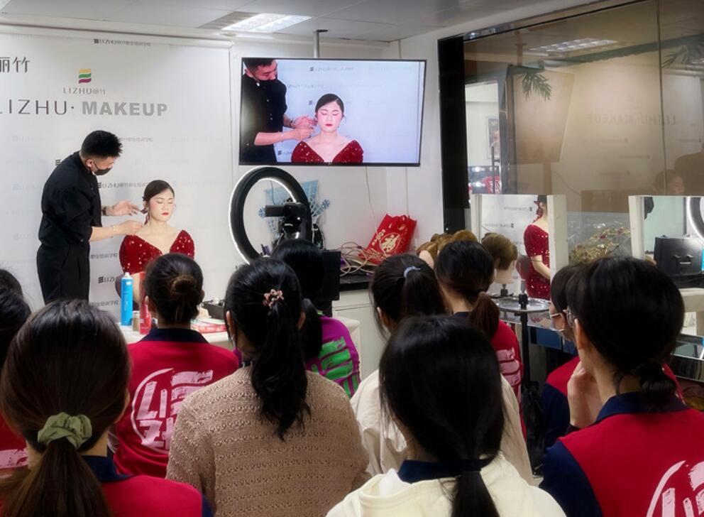 麗竹彩妝學(xué)校上演“換臉術(shù)”，展現(xiàn)南寧學(xué)彩妝哪家技術(shù)強(qiáng)