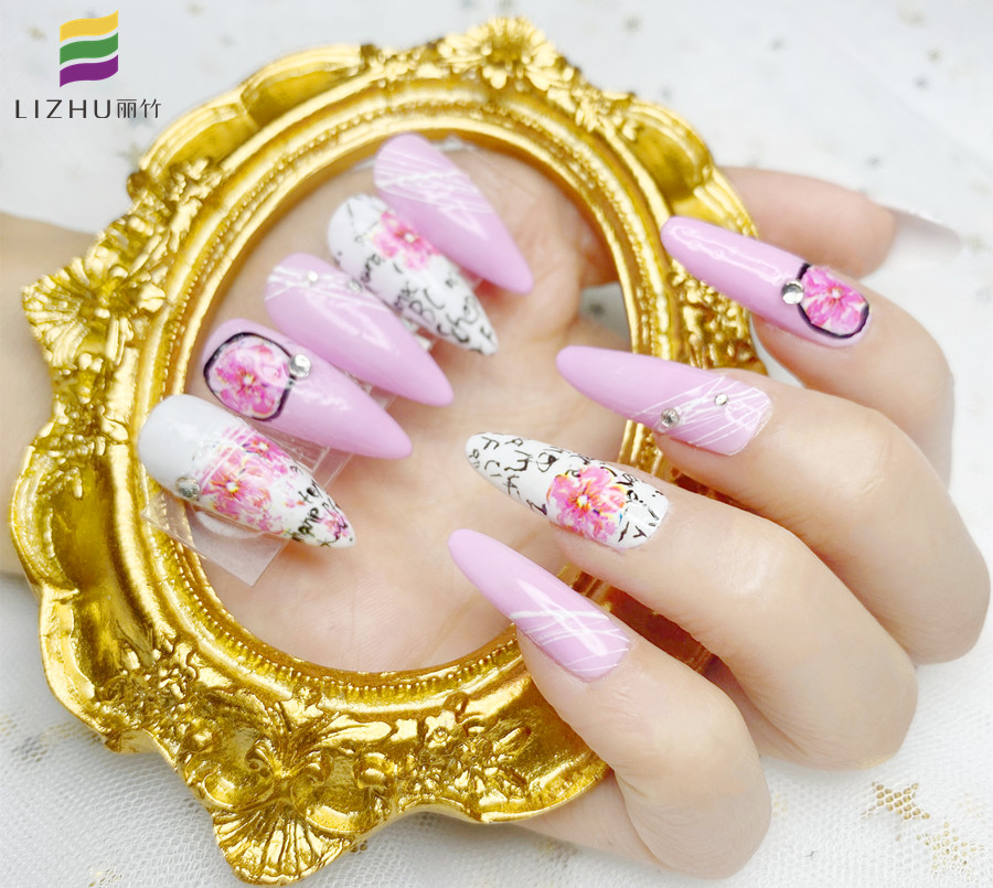 粉色少女風(fēng)彩繪美甲，實(shí)力證明南寧美甲學(xué)校哪家?guī)熧Y強(qiáng)