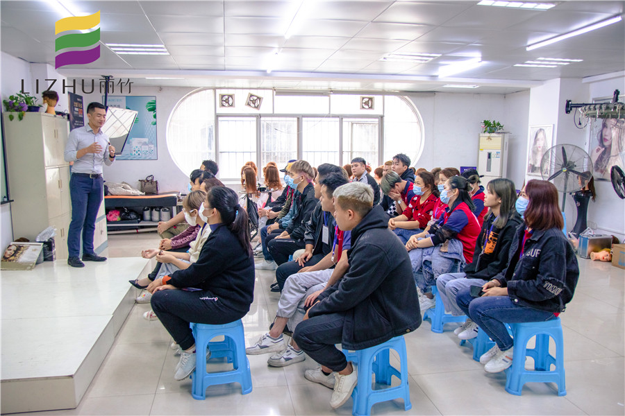 廣西學(xué)美發(fā)好找工作嗎？來(lái)看麗竹學(xué)校就業(yè)宣講會(huì)