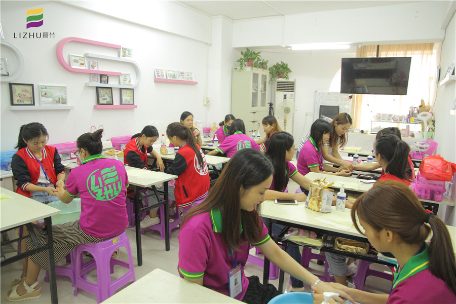 為什么要做手部護(hù)理？廣西排名前十美容學(xué)校把你解惑