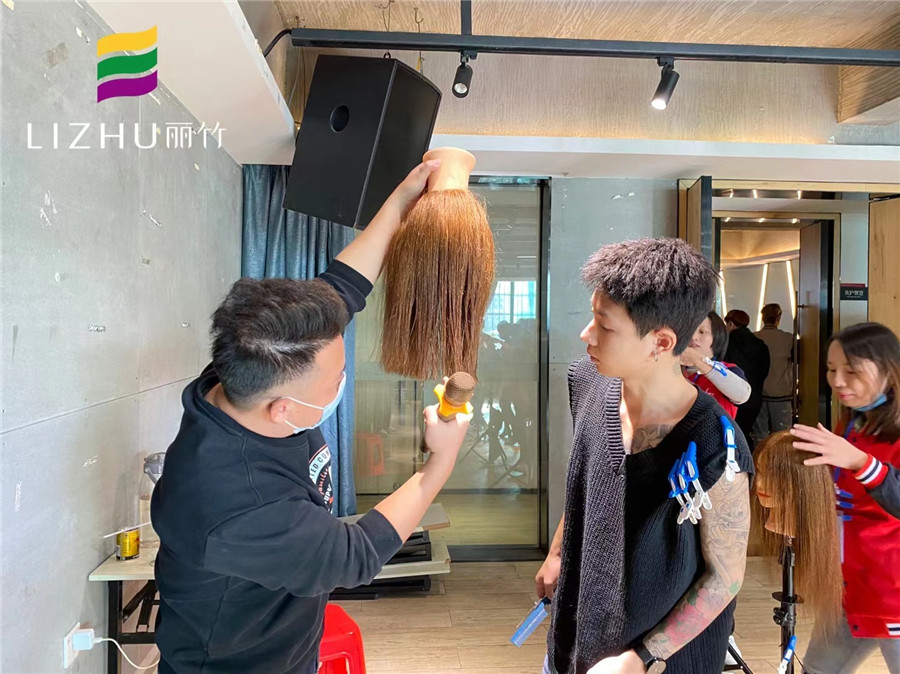 南寧美發(fā)學(xué)?？己耍悍叫螌哟危瑘A形層次，三角堆積修剪