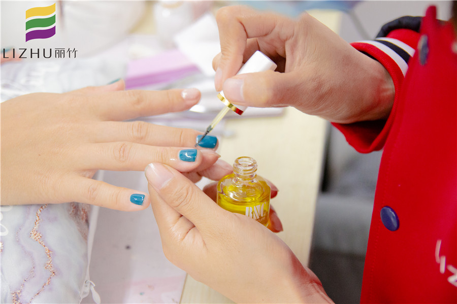 美甲涂單色的要點，南寧美甲師培訓(xùn)班教你