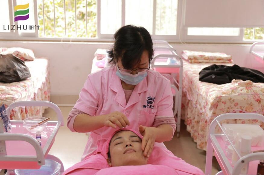 美容師不告訴你的皮膚護(hù)理小技巧，麗竹美容學(xué)校幫你找到啦