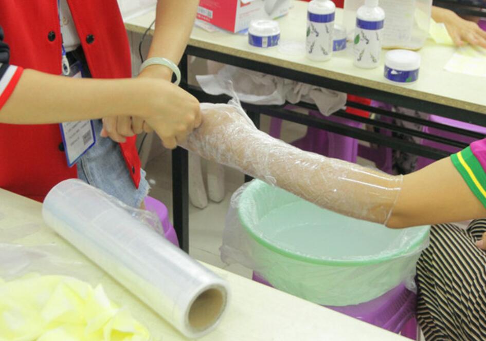 冬天手裂口子應(yīng)該怎么辦？廣西教美容護膚的學校找妙招