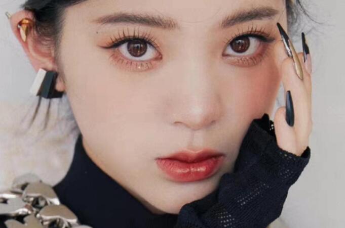 學小鹿感財閥千金”仿妝，知南寧學化妝哪家?guī)熧Y強_