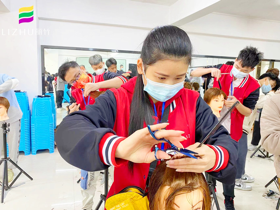 剪刀手法頭模練習(xí)，在廣西專業(yè)美發(fā)學(xué)校進(jìn)行