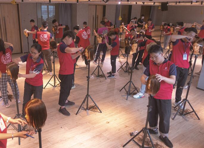 美發(fā)實(shí)操剪發(fā)常用手法，南寧美發(fā)基礎(chǔ)班學(xué)員正在練習(xí)