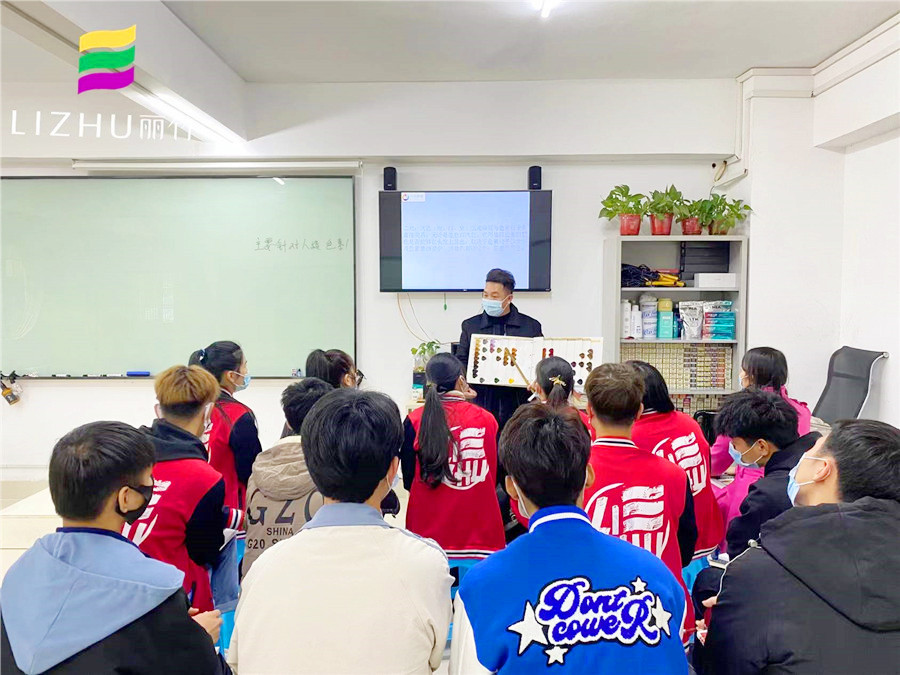 南寧哪里可以學(xué)染發(fā)？來麗竹學(xué)校魔幻色彩班