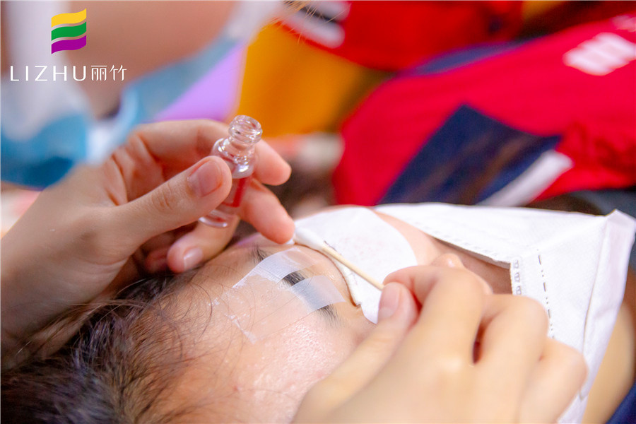 燙睫毛的方法是什么？南寧美睫培訓(xùn)班實(shí)操會給你看