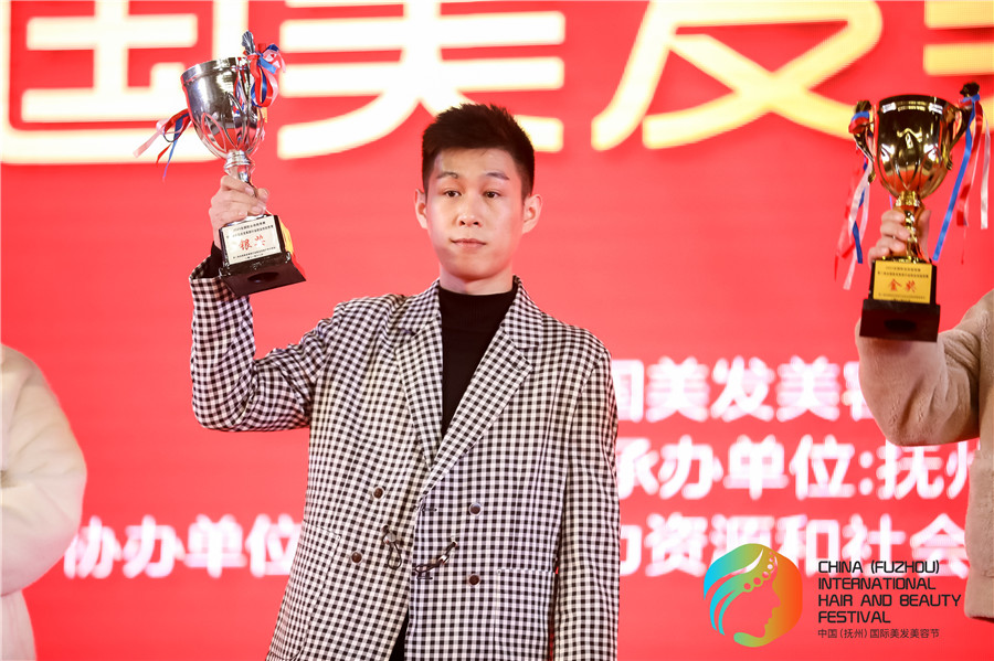 亞軍！祝賀玉可寧老師在全國(guó)美發(fā)美容行業(yè)職業(yè)技能競(jìng)賽斬獲佳績(jī)