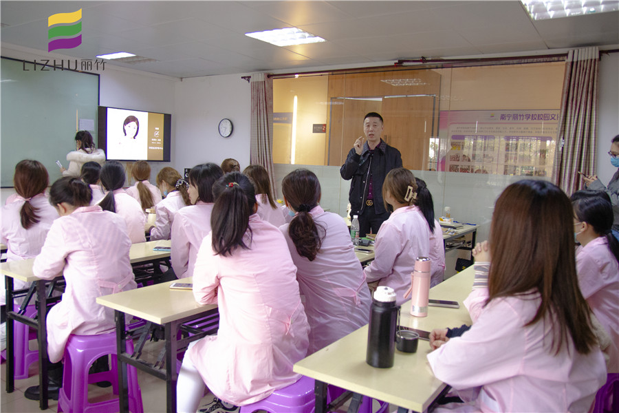 南寧哪家美容學(xué)校好就業(yè)？麗竹就邀請(qǐng)你參加美容就業(yè)宣講會(huì)