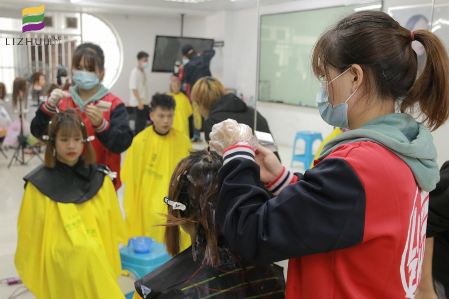 南寧燙染技術(shù)可以去哪里進(jìn)修？麗竹燙染培訓(xùn)班歡迎你