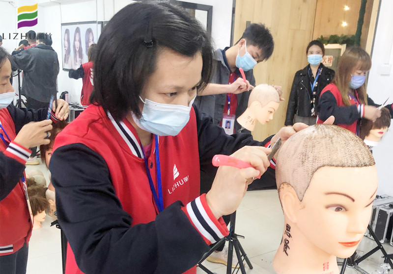 美發(fā)剃刀如何操作？廣西南寧美發(fā)培訓(xùn)學(xué)校教你