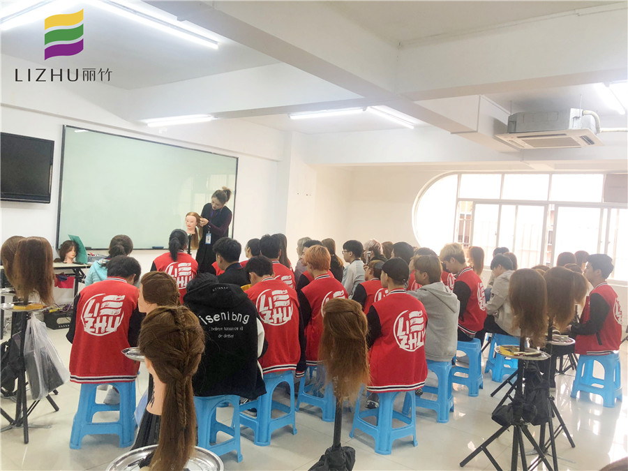 南寧美發(fā)學(xué)校哪家教編發(fā)？麗竹專業(yè)美發(fā)學(xué)校歡迎你