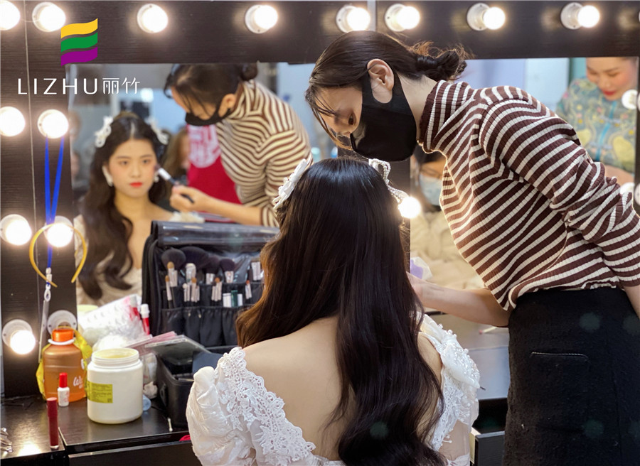 披發(fā)新娘妝容造型，南寧彩妝師培訓(xùn)班學(xué)員作品