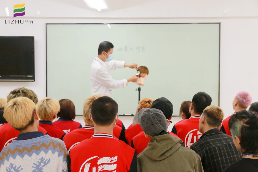 推剪的練習(xí)方法，廣西教美發(fā)基礎(chǔ)的學(xué)校分享