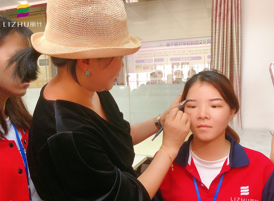 眉毛發(fā)癢怎么辦？廣西紋繡培訓(xùn)哪里資質(zhì)高