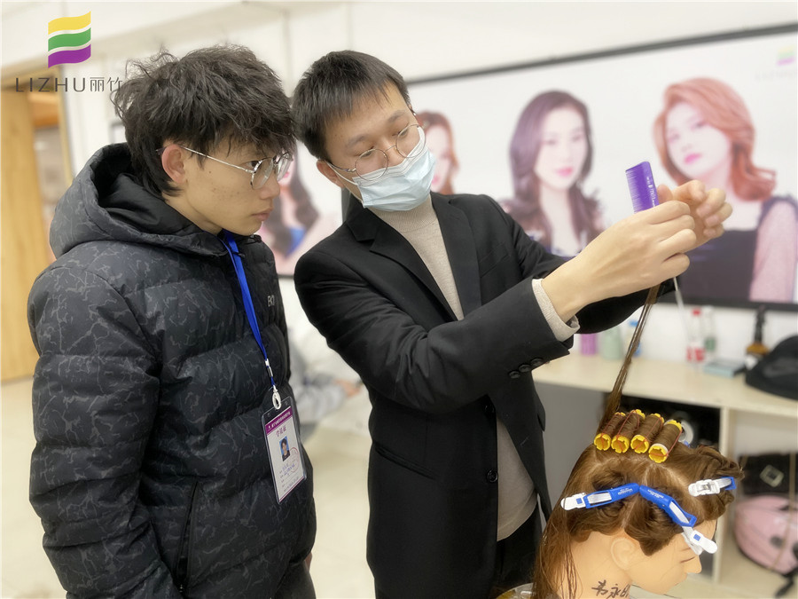 美發(fā)初學者如何練習上杠？廣西專業(yè)教燙染的學校教你