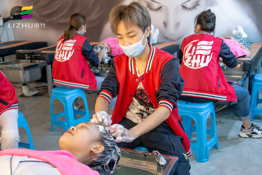 如何應(yīng)對(duì)頭發(fā)干枯毛躁？廣西美發(fā)護(hù)發(fā)技巧