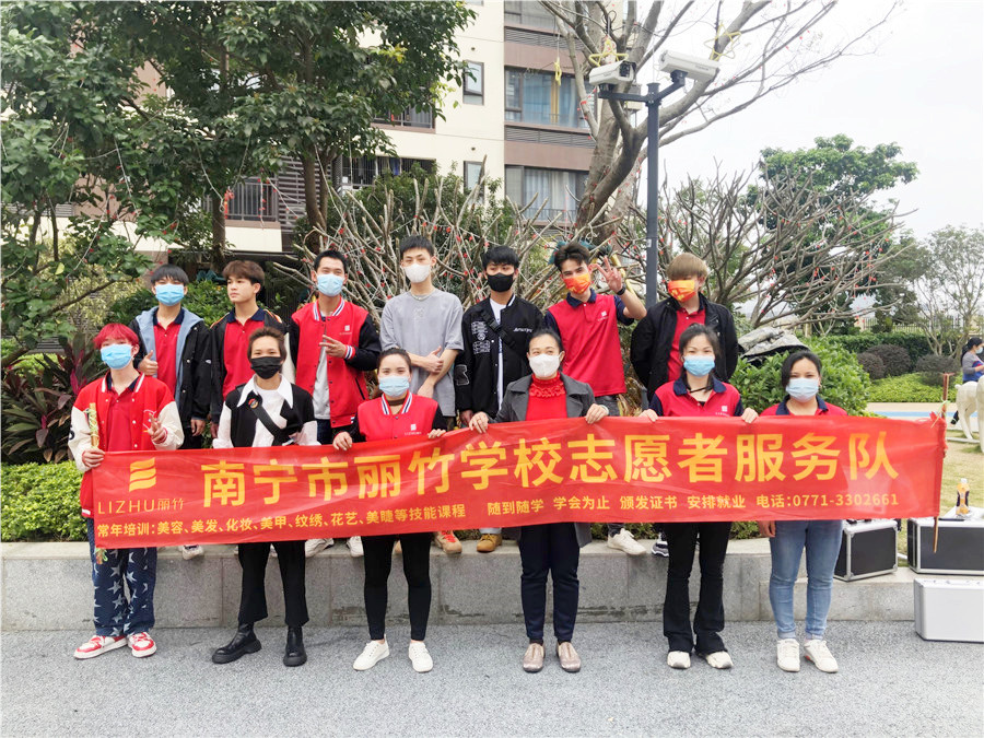 南寧美發(fā)學校小區(qū)理發(fā)，積極發(fā)揚“雷鋒精神”