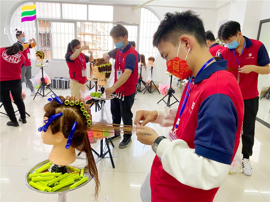 燙染實(shí)訓(xùn)課程---廣西美發(fā)培訓(xùn)學(xué)校