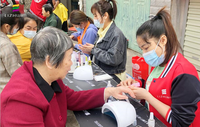 廣西美甲學校公益美甲進社區(qū)，居民連聲道謝與稱贊