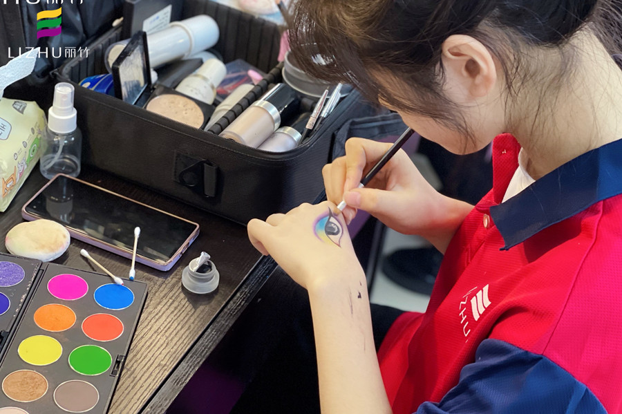 為什么要在手上練習(xí)化妝？南寧化妝知識(shí)問答