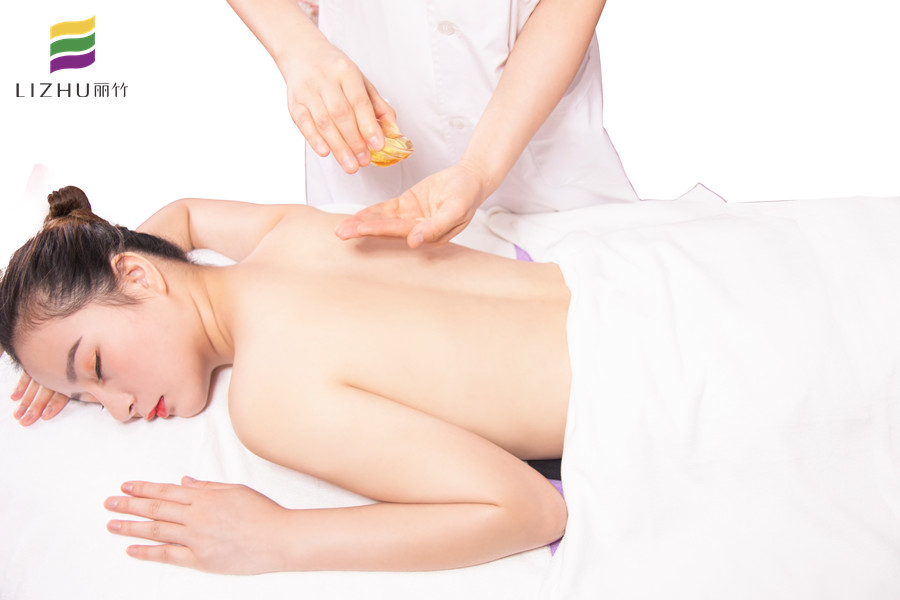 精油開背的好處，到廣西專業(yè)美容學校去學習