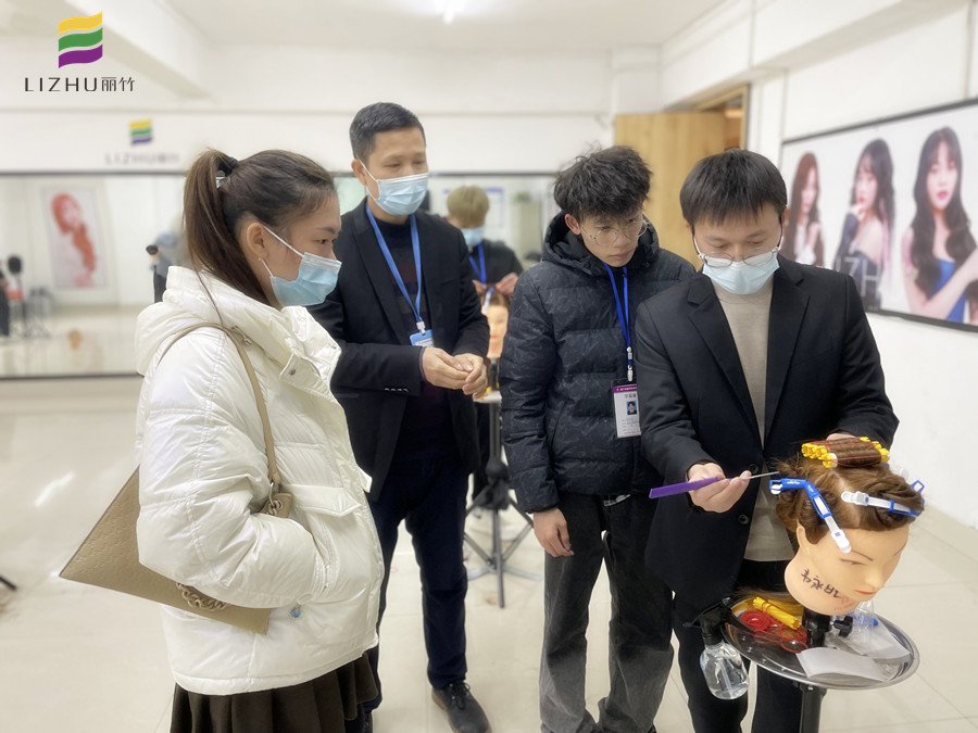  南寧教燙發(fā)：燙發(fā)時(shí)如何判斷發(fā)質(zhì)狀況？